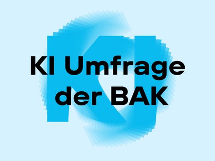 Hellblauer Hintergrund mit überlagertem blauem „KI“-Monogramm; schwarzer Schriftzug: „KI Umfrage der BAK“.