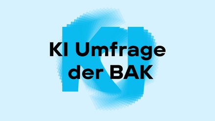 Hellblauer Hintergrund mit überlagertem blauem „KI“-Monogramm; schwarzer Schriftzug: „KI Umfrage der BAK“.