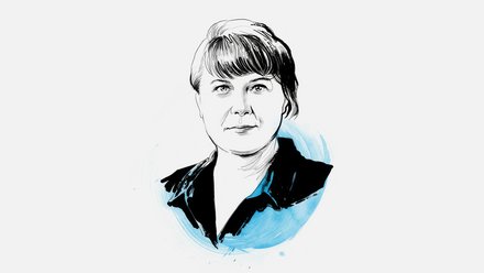 Schwarz‑weiß gezeichnetes Kopf‑Schulter‑Porträt einer Person mit kurzem, seitlich fallendem Haar und dunklem Hemdkragen; die Person blickt neutral nach vorn, hinterlegt von einem hellblauen Pinselkreis.