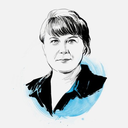 Schwarz‑weiß gezeichnetes Kopf‑Schulter‑Porträt einer Person mit kurzem, seitlich fallendem Haar und dunklem Hemdkragen; die Person blickt neutral nach vorn, hinterlegt von einem hellblauen Pinselkreis.