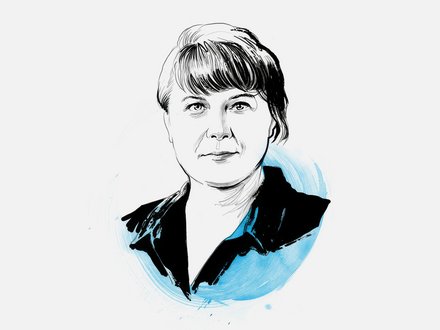 Schwarz‑weiß gezeichnetes Kopf‑Schulter‑Porträt einer Person mit kurzem, seitlich fallendem Haar und dunklem Hemdkragen; die Person blickt neutral nach vorn, hinterlegt von einem hellblauen Pinselkreis.