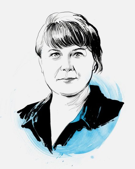 Schwarz‑weiß gezeichnetes Kopf‑Schulter‑Porträt einer Person mit kurzem, seitlich fallendem Haar und dunklem Hemdkragen; die Person blickt neutral nach vorn, hinterlegt von einem hellblauen Pinselkreis.