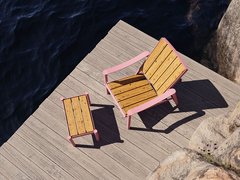 „Blick von oben auf einen Holzliegestuhl mit kleinem Beistelltisch auf einem Holzdeck, umgeben von Felsen und dunkelblauem Wasser.“