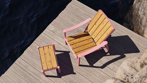 „Blick von oben auf einen Holzliegestuhl mit kleinem Beistelltisch auf einem Holzdeck, umgeben von Felsen und dunkelblauem Wasser.“