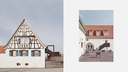 Frontansicht eines sanierten Fachwerkhauses mit weißer Putzfassade, dunklen Fachwerkbalken und hellblauen Fensterläden; schlichter Straßenraum davor. Innenhofaufnahme: gepflasterter Hof mit verstreut aufgestellten, schwarzen Metallstühlen, umgeben von weißen Gebäudefassaden und rotem Ziegeldach, kleine Außentreppe an der Hauswand.