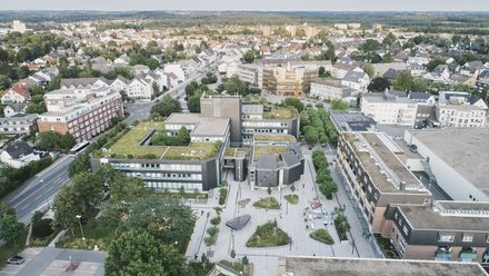 Ansicht von oben auf Stadtplatz mit Häusern und Bäumen
