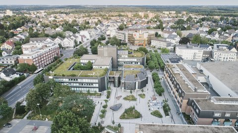 Ansicht von oben auf Stadtplatz mit Häusern und Bäumen