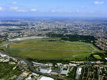 Luftaufnahme des Tempelhofer Feldes mit umliegender Stadt.