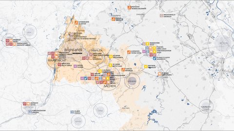 Eine Karte der grenzübergreifenden Region mit Fokus auf Innovations- und Forschungsstandorte. Die vier Brightlands-Campusse um Maastricht, Heerlen, Geleen und Sittard sind orange hervorgehoben. Piktogramme und Textboxen markieren Universitäten, Forschungszentren (wie Jülich) und Unternehmen. Einzugsgebiete um Großstädte wie Köln und Lüttich sind grau schattiert.