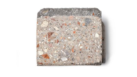 Betonprobe mit sichtbaren Gesteinskörnungen in verschiedenen Farben und Formen