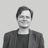 Schwarz-weiß Porträt eines Mannes mit Brille