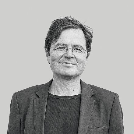 Schwarz-weiß Porträt eines Mannes mit Brille