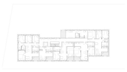 Grundriss eines mehrgeschossigen Wohngebäudes mit mehreren Wohnungen, zentralem Treppenhaus und Balkonen.