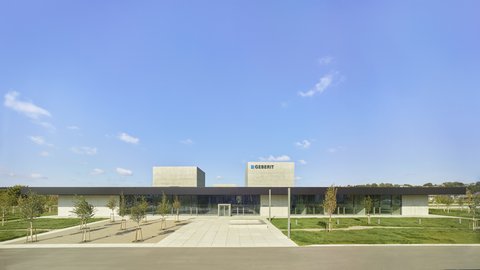 Geberit Campus von außen in Frontansicht mit blauem Himmel im Hintergrund