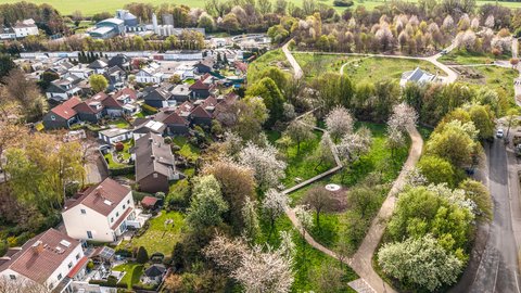 Klimagarten in Schwerte, Ansicht von oben auf Häuser und Felder