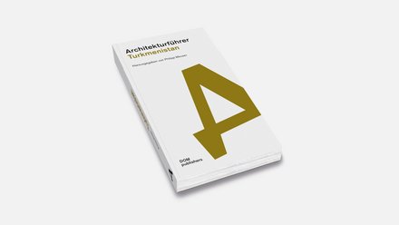 Minimalistisches Buchcover mit weißem Hintergrund und einer großen abstrakten, goldfarbenen typografischen Form. Der Titel „Architekturführer Turkmenistan“ ist oben links platziert