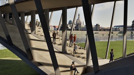 Der Innenraum einer modernen Brücke wird gezeigt, mit breiten Treppenläufen, schräg gestellten Tragstrukturen und Blickbezügen zum Fluss und zur historischen Stadt im Hintergrund, Menschen gehen, sitzen oder verweilen auf den Stufen, wodurch das Bild die Brücke als nutzbaren Stadtraum begreift und für neue Formen von Mobilität, Aufenthalt und Begegnung steht.