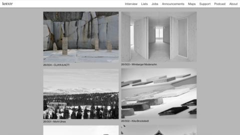 Screenshot einer Projektübersicht auf der kntxtr-Website. Zu sehen sind vier Bildkacheln mit verschiedenen Architekturthemen: ein Steinbruch mit Betonsäulen, ein minimalistischer Holz-Innenraum, ein verschneites Haus im Wald (Schwarz-Weiß) und eine Detailaufnahme von Materialproben (Ziegel).