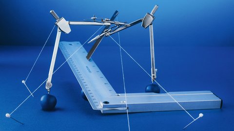 "Abstrakte Darstellung einer Waage vor blauem Hintergrund. Zwei weiße Messstäbe mit blauen Kugeln als Gewichte sind durch Seile verbunden und balancieren einen zentralen Messstab mit Markierungen. Symbolisiert Ausgleich und Messung."