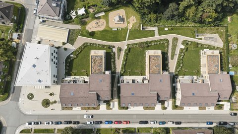 Ansicht Waldpark von oben man sieht Dächer und Gärten und Straßen.