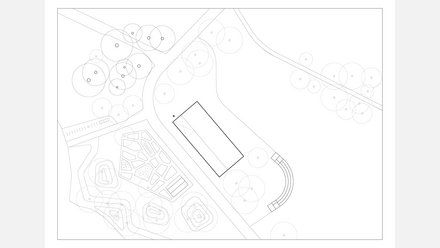 Lageplan: Rechteckiger Baukörper in parkähnlicher Umgebung mit Wegen, vielen Bäumen und einem benachbarten Garten‑/Spielbereich.