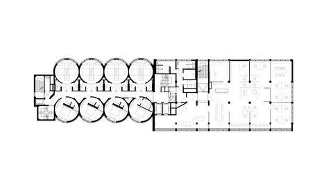  Standardgrundriss 1:200; links Reihen runder Zimmermodule (Silo‑Formen) mit Flur, mittig Kern mit Treppe/Aufzug, rechts offene Büro- und Besprechungszonen.