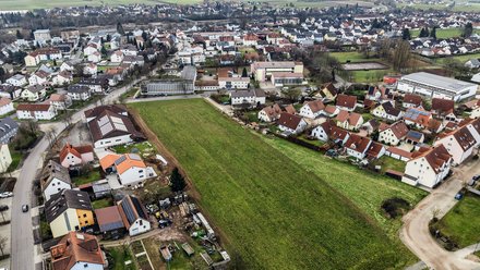 Luftaufnahme eines Wohnorts mit angrenzenden Feldern.