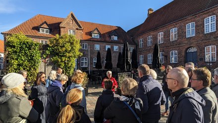Stadtführung mit einer Gruppe von Menschen auf einem historischen Innenhof.
