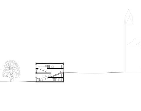 Schwarz-weiße Schnittzeichnung eines dreigeschossigen Gebäudes mit Treppen und einem Baum links