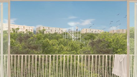 Blick von einem Balkon auf filigranes hohes Treppengerüst inmitten dichter grüner Bäume und Wohngebäuden im Hintergrund.