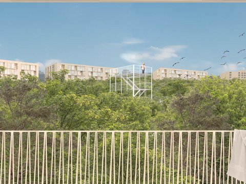 Blick von einem Balkon auf filigranes hohes Treppengerüst inmitten dichter grüner Bäume und Wohngebäuden im Hintergrund.