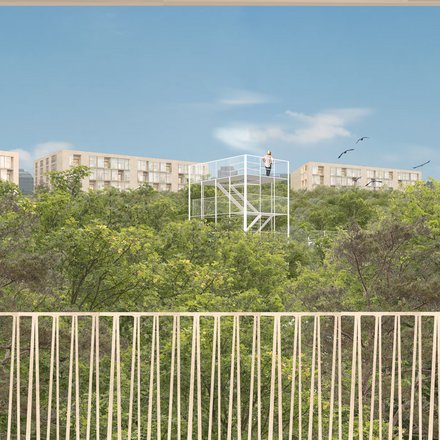 Blick von einem Balkon auf filigranes hohes Treppengerüst inmitten dichter grüner Bäume und Wohngebäuden im Hintergrund.