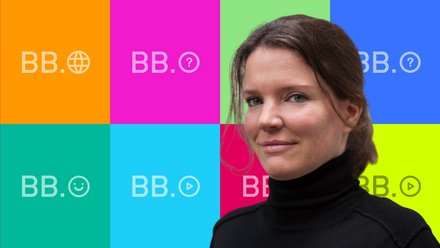 Frau mit schulterlangen braunen Haaren und schwarzem Rollkragenpullover vor einem 3x2 Raster aus farbigen Feldern in Orange, Magenta, Grün, Blau, Türkis, Cyan und Limette. Jedes Feld zeigt das Logo "BB" mit unterschiedlichen Icons: Globus, Fragezeichen, Fragezeichen, Smiley und Play-Button.