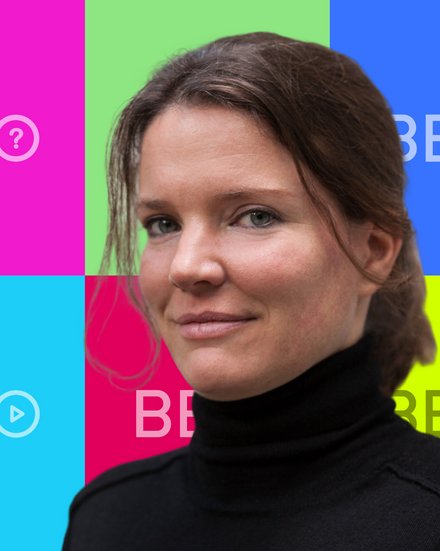 Frau mit schulterlangen braunen Haaren und schwarzem Rollkragenpullover vor einem 3x2 Raster aus farbigen Feldern in Orange, Magenta, Grün, Blau, Türkis, Cyan und Limette. Jedes Feld zeigt das Logo "BB" mit unterschiedlichen Icons: Globus, Fragezeichen, Fragezeichen, Smiley und Play-Button.