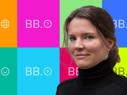 Frau mit schulterlangen braunen Haaren und schwarzem Rollkragenpullover vor einem 3x2 Raster aus farbigen Feldern in Orange, Magenta, Grün, Blau, Türkis, Cyan und Limette. Jedes Feld zeigt das Logo "BB" mit unterschiedlichen Icons: Globus, Fragezeichen, Fragezeichen, Smiley und Play-Button.