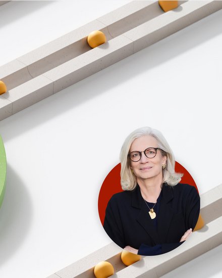 Abstrakte 3D-Grafik mit weißen parallelen Bahnen und gelben Kugeln; eine grüne Spur biegt ab und führt eine rote Kugel. Unten rechts ist ein Porträt einer grauhaarigen Frau mit Brille in einem roten Kreis eingeblendet