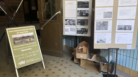 Informationstafeln und Ausstellungsobjekte präsentieren Ergebnisse eines Architekturprojekts im Bahnhofsgebäude Seifhennersdorf.