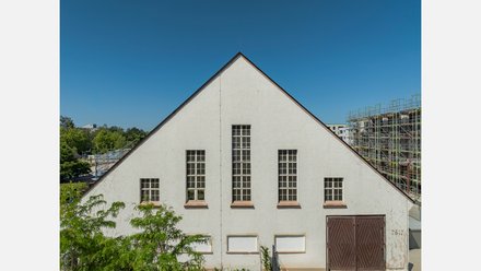 Giebelfassade eines Gebäudes mit symmetrischen Fenstern