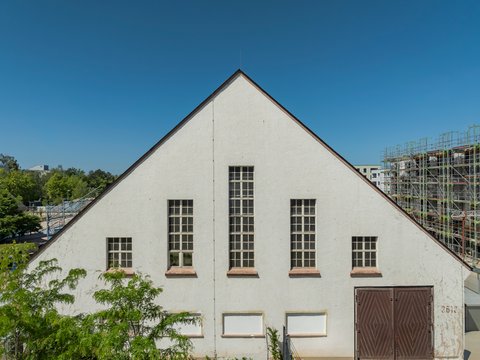 Giebelfassade eines Gebäudes mit symmetrischen Fenstern