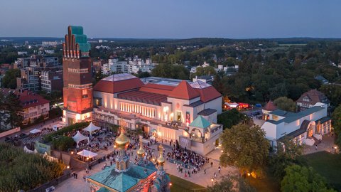 Drohnenbild von Darmstadt am Abend