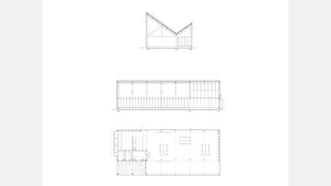 Architekturzeichnungen: Querschnitt mit geknicktem Dach oben, Längsschnitt in der Mitte, Grundriss mit drei Tischinseln unten.