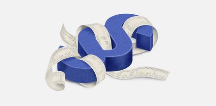 Blaues, dreidimensionales Paragrafenzeichen (§), umwickelt von langen weißen Bon‑/Papierstreifen mit Zahlenkolonnen, auf weißem Hintergrund.