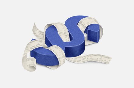 Blaues, dreidimensionales Paragrafenzeichen (§), umwickelt von langen weißen Bon‑/Papierstreifen mit Zahlenkolonnen, auf weißem Hintergrund.