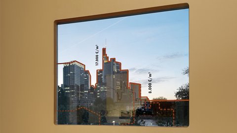 „Ein gerahmtes Bild einer Skyline an einer hellen Wand. Die Konturen der Wolkenkratzer sind im Foto mit roten Linien nachgezeichnet und mit vertikal angeordneten Maßangaben versehen.“
