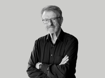 Schwarz-weiß Porträt eines Mannes.