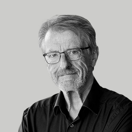 Schwarz-weiß Porträt eines Mannes.