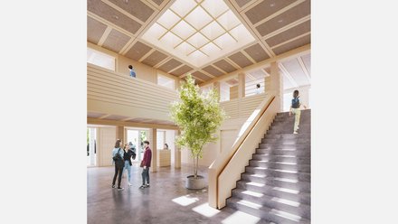 Lichtdurchflutetes Atrium mit großem Oberlicht; helle Holzbrüstungen, breiter Treppenlauf und ein Baum im Pflanzkübel; mehrere Personen im Foyer.