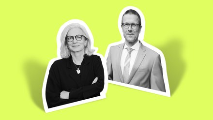 Zwei Personen in Businesskleidung vor einfarbigem Hintergrund, eine mit verschränkten Armen, die andere mit Krawatte