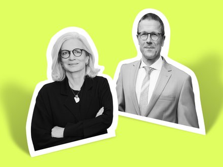 Zwei Personen in Businesskleidung vor einfarbigem Hintergrund, eine mit verschränkten Armen, die andere mit Krawatte