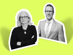 Zwei Personen in Businesskleidung vor einfarbigem Hintergrund, eine mit verschränkten Armen, die andere mit Krawatte